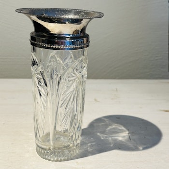 Vas i glas och metall