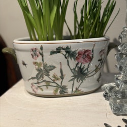 Kruka med hänklar sk Jardiniere i porslin med mönster av Malva