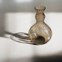 Vas i fint vågigt glas, möjligtvis Simon Gate
