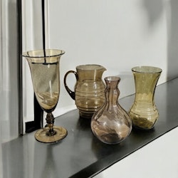 Vas i fint vågigt glas, möjligtvis Simon Gate