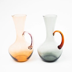 Kanna i stilren 1920-tals tappning i olika nyanserat glas