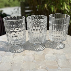 Vas tre olika i glas med mönster
