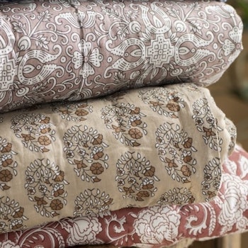 Quilt Täcke Överkast mönstrad i vit och malva