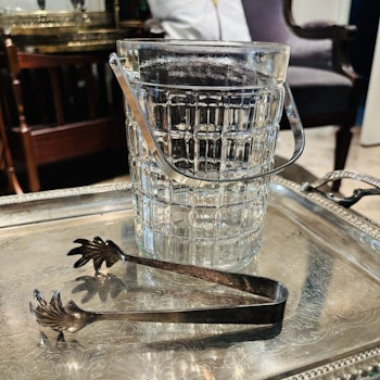 Ishink i glas med handtag i metall inklusive tång, vintage