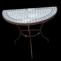 Mosaikbord i halvmåne form och metallunderrede