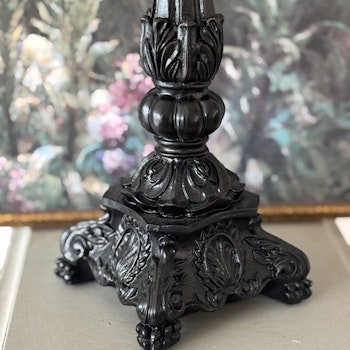 Ljusstake i elegant äldre stil i svart polyresin