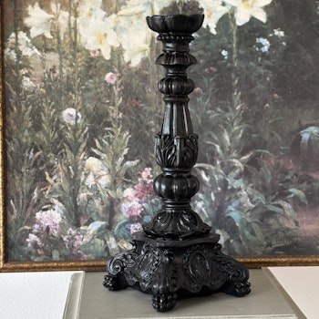 Ljusstake i elegant äldre stil i svart polyresin