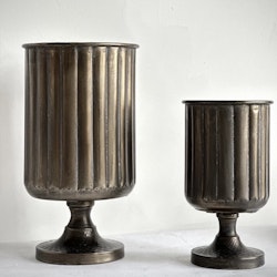 Vas på fot i antik mässing, Noori Objects