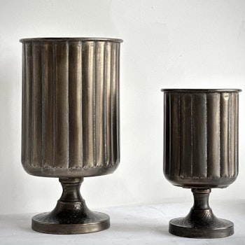Vas på fot i antik mässing, Noori Objects
