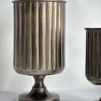 Vas på fot i antik mässing, Noori Objects