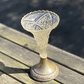 Vas med glas och fot i mässing, vintage