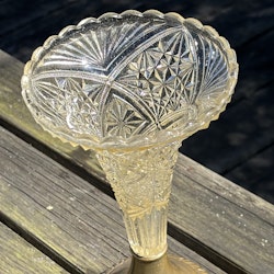 Vas med glas och fot i mässing, vintage