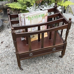 Tidningsställ i mahogny med mässingshjul, vintage