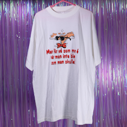 T-Shirt - Man får vá som man é när man inte blev som man skulle! - Boomercore Från 90-talet - XL