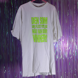T-Shirt - Den Som Har Mest Prylar När Han Dör Vinner! - 80-tal - Basic - XL