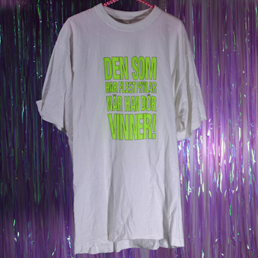 T-Shirt - Den Som Har Mest Prylar När Han Dör Vinner! - 80-tal - Basic - XL