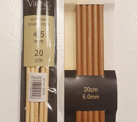Strumpstickor i metall och bambu/trä