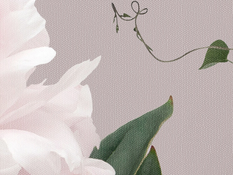 Närbild på en storblommig tapet med vita och rosa liljekonvaljer, pioner och gröna blad.