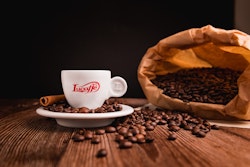 Lucaffè-logolla varustettu espressokuppi alustalla