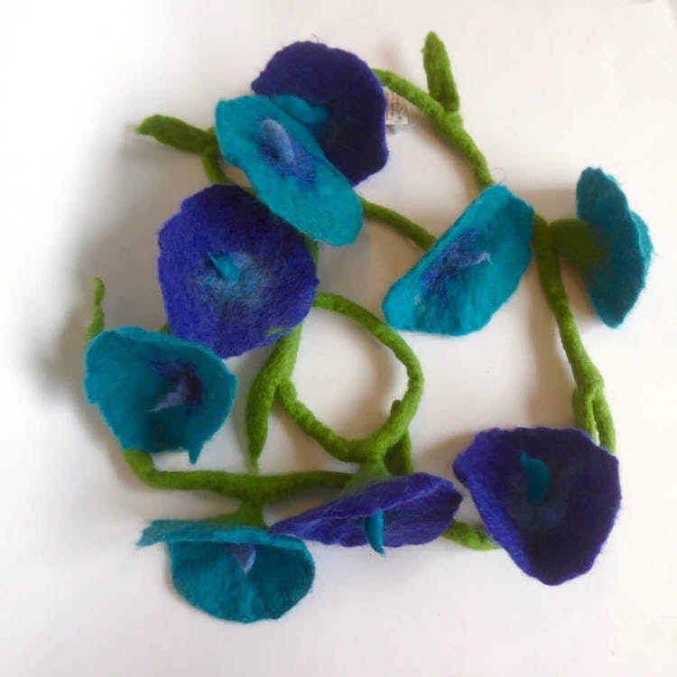Girlang eller bordsdekoration med nio handtovade blommor, ljusblå eller djupt blå färg. 160 cm, Fair Trade från Nepal.