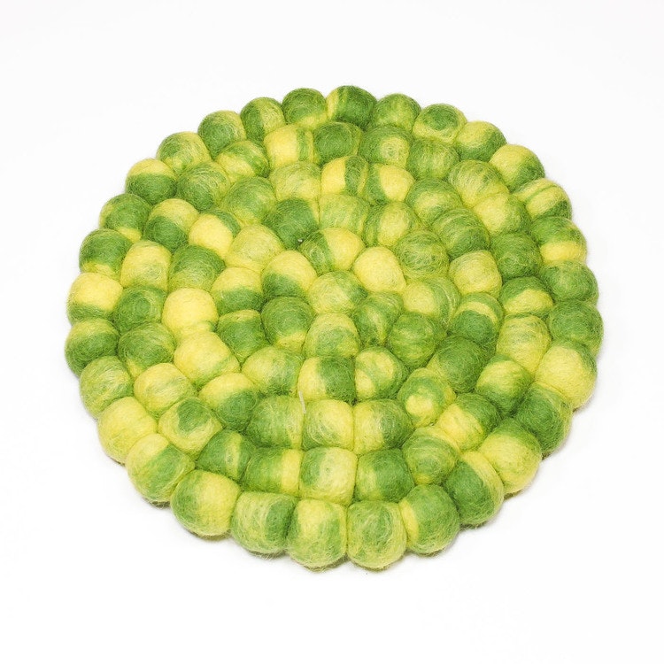 Underlägg, tovade små ullbollar, lime-grönt, 20 cm