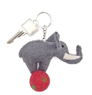 Smycke till väska, Elefant på boll, tovad