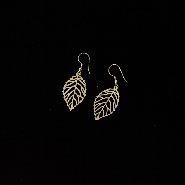 Smycke: örhänge i form av ett blad, guldfärgad metall, nickelfri från Tara Projects, etisk handel, Fair Trade