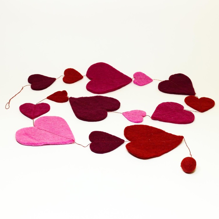 Girlang av tovade hjärtan, olika röda färgar och olika röda och rosa nyanser. 150 cm. Fair Trade.