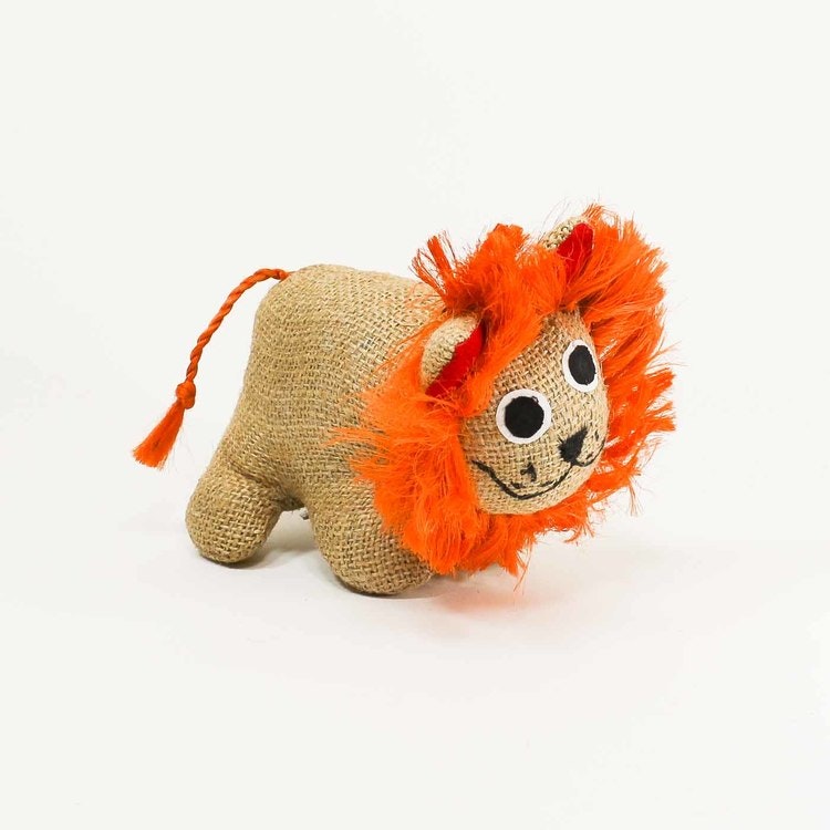 Lejon-unge i naturfärgad jute med härlig man i kraftfullt orange, även svansen är orange. Mycket trevlig uppsyn.