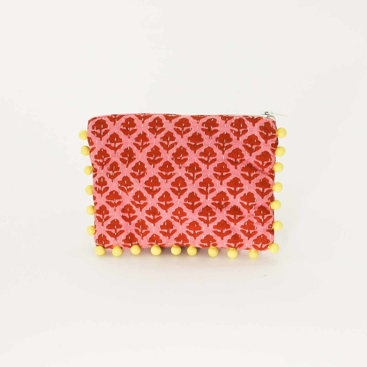 Sminkväska eller börs från Afroart, heltäckt med små röda blommar på rosa bakgrund. Med dragkedja.