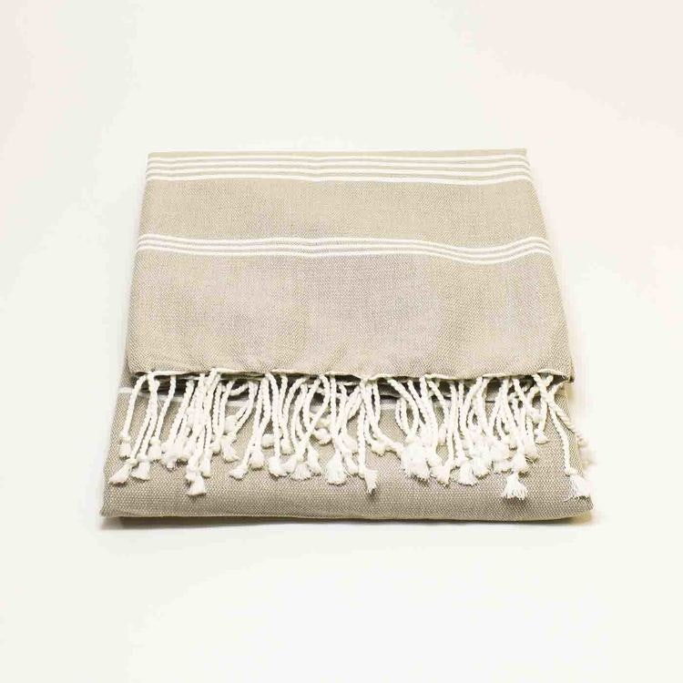 Mjuk & lätt badduk, fouta, hamam. Beige/vit. God uppsugningsförmåga. Torkar snabbt. Perfekt på stranden & på resan. Även som bordsduk. Ekologisk & Fair Trade.