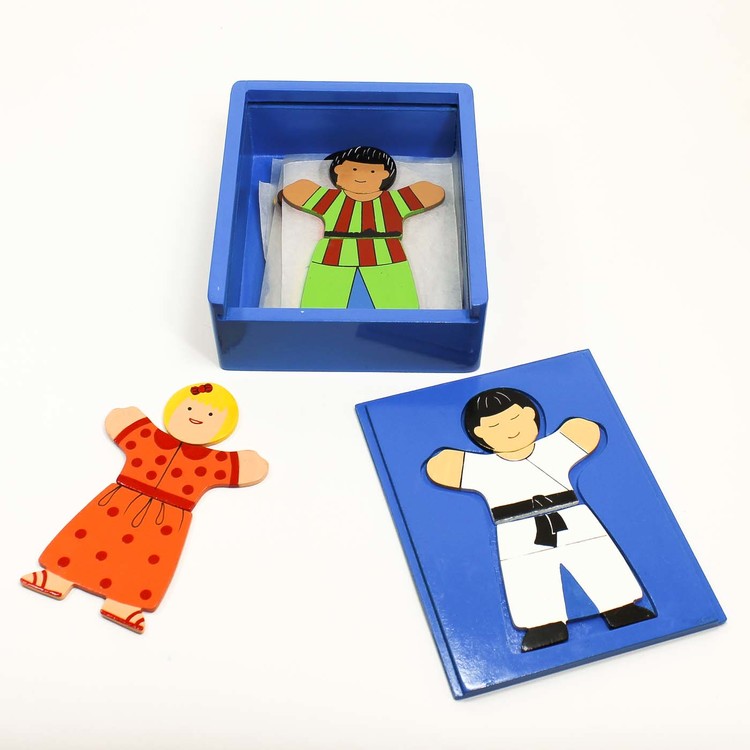 Den blå lådan från föregående bild, öppen. Motiv från föregående barn, därtill blond flicka och svarthårig pojke.
