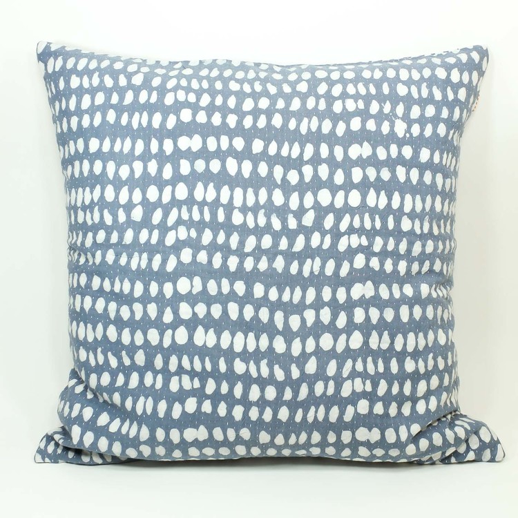 Kudde med mönster av vaxbatik i blågrå och vitblå färg.
