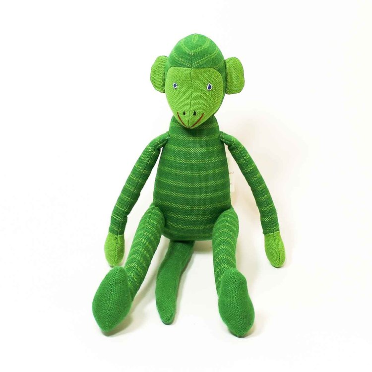 Sittande apa i tyg, klargrön. Kroppen, huvud, armar & ben med ljusgröna ränder, inte på svansen. Ljusgröna öron & händer, vänligt ansikte. Charmig som maskot!
