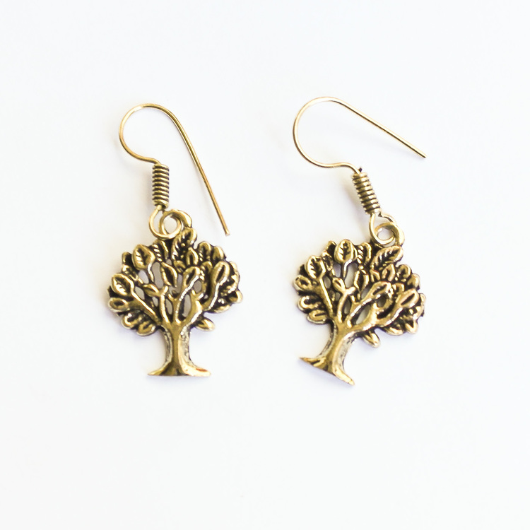 Två örhängen i form av ett träd, guldmässing (tombak), handgjorda i Indien. Fair Trade, etisk handel.