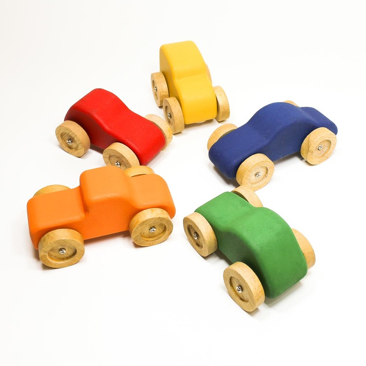 leksaksbilar i trä, samlingsbild, 5 bilar i cirkel, grön, orange, röd, gul, blå. Naturfärgade hjul..
