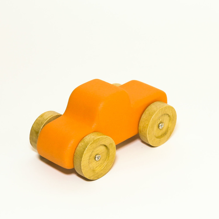 Leksaksbil i trä, orange. hjulen i natur. Formen: pickup.