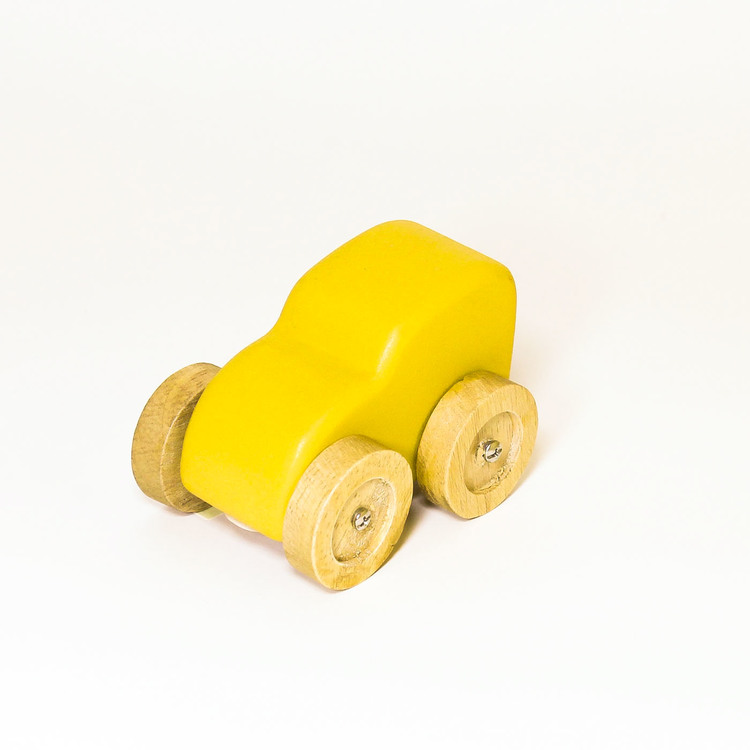 Leksaksbil i trä, gul. hjulen i natur. Formen: skåpbil.