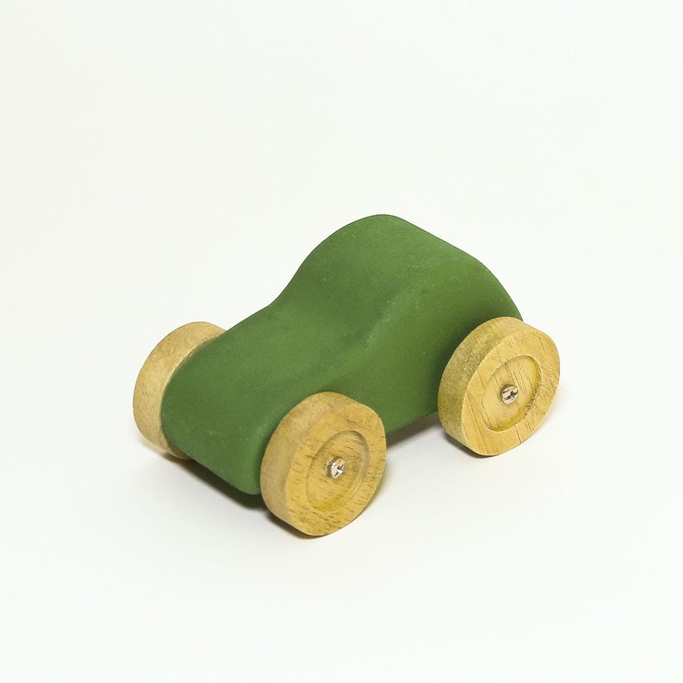 Leksaksbil i trä, grön. hjulen i natur. Formen: personbil.