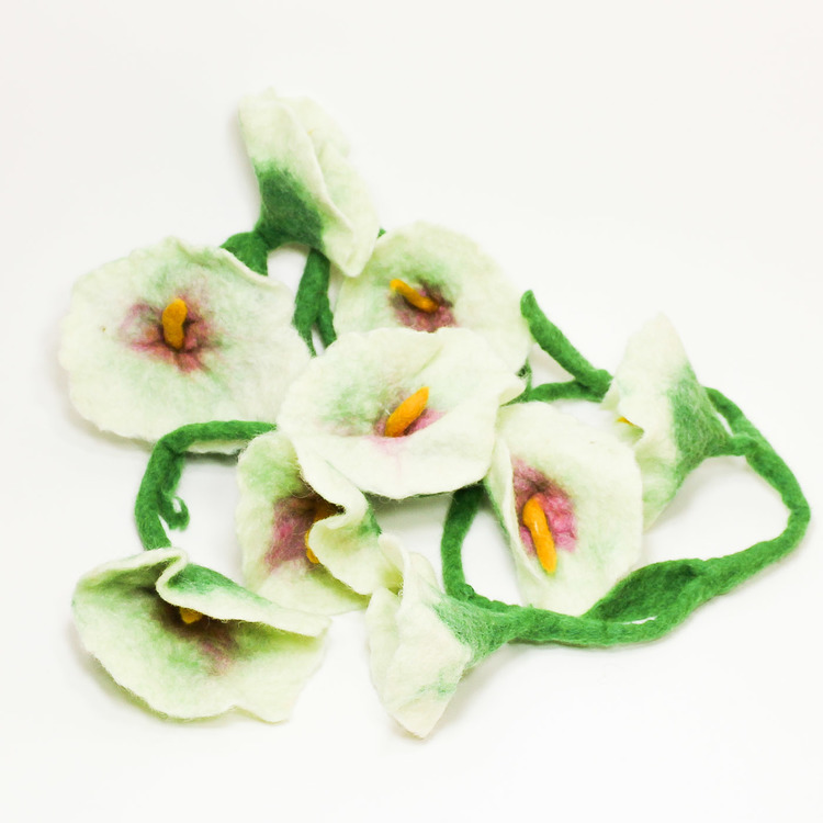vita blommor på grön stjälk som girlang, tovad dekoration från Nepal