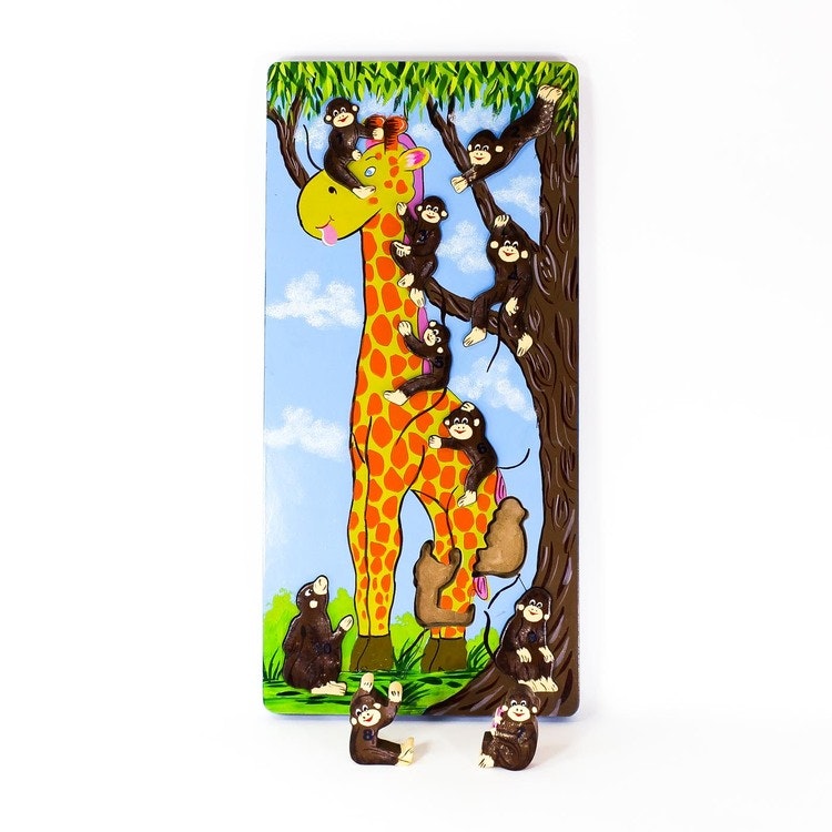 Pussel med små apor, numrerade 1 - 10, som klättrar på en giraff och i ett träd. Två apor är utanför så att man ser siluetterna där de ska placeras.