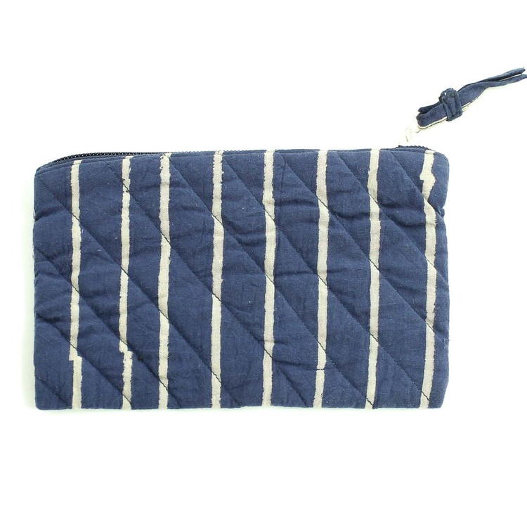 Quiltad sminkväska, i blått, beige ränder, dragkedja. Bomull, tillverkad i Indien för Fair Trade.