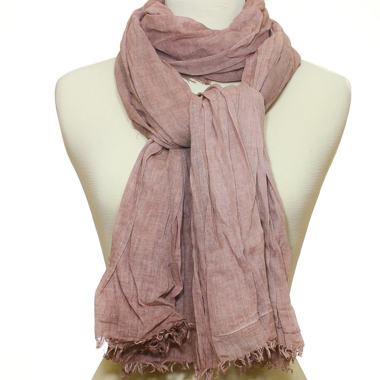 Lång & bred sjal i tunn krinklad bomull. Scarfen har rosa/beige nyanser. Handvävd halsduk i Indien. Kanterna är något fransiga.