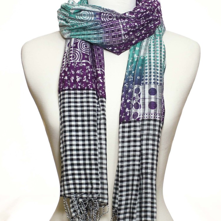 Sjal, scarf, halsduk i handvävd bomull med tryckt mönster i gröna, lila & svarta toner på vit botten.