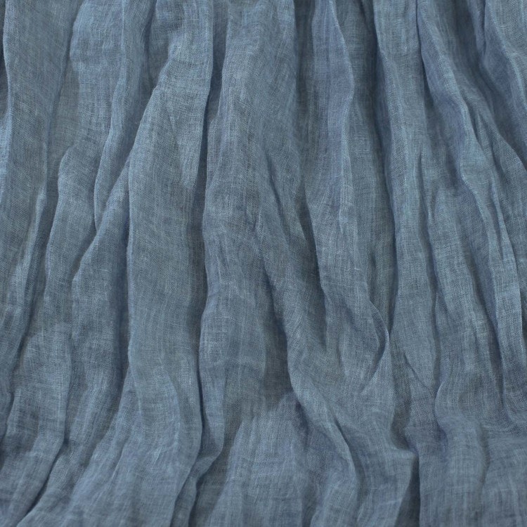 Lång & bred sjal i tunn krinklad bomull. Scarfen har milda blå och grå nyanser. Handvävd halsduk i Indien. Detaljbild.