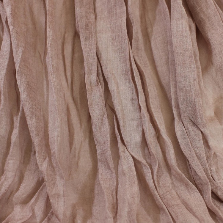 Lång & bred sjal i tunn krinklad bomull. Scarfen har rosa/beige nyanser. Handvävd halsduk i Indien. Kanterna är något fransiga. Detaljbild.