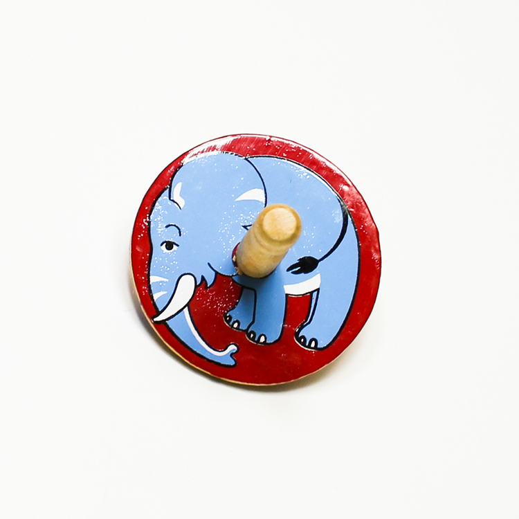 Klassisk, enkel snurra i trä med en elefant målad på ovansidan. Känd även som spinner eller spinning top. Leksak för barn.