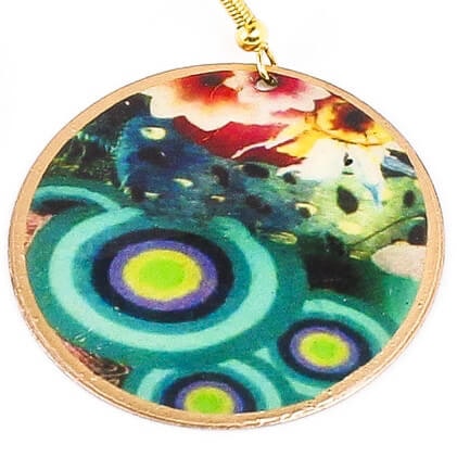 Vackert örhänge i mässing, flera färger. Ett indiskt smycke, handgjort för Fair Trade. Närbild.