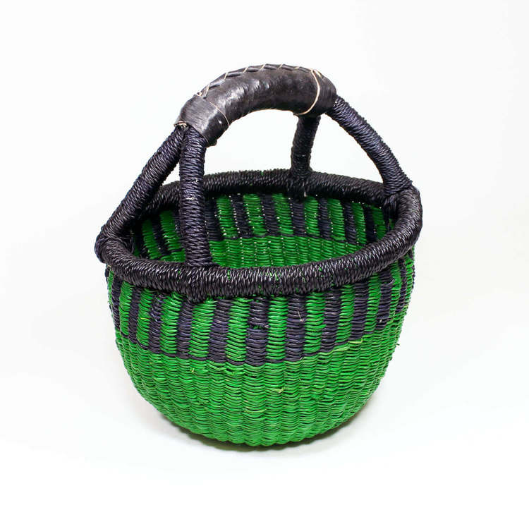 Liten, grön korg från Bolga i Ghana. Handflätad för Fair Trade. Praktisk för förvaring av småsaker och samtidigt en snygg inredningsdetalj.