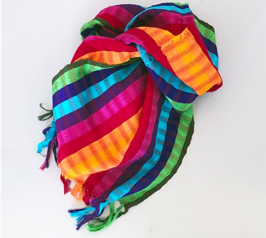 Sjal i klara regnbågsfärger, färgväxand bomull.  175 cm. Handvävd på midjeväv i Guatemala för Fair Trade.